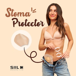 Puede incluir: Un protector de estoma de color beige piel con el texto "Stoma' Protector" en letras marrones. El protector se muestra en una mujer que lleva un sujetador beige y unos vaqueros azules. El texto "SIIL® ostomy line" está en la esquina inferior izquierda de la imagen.
