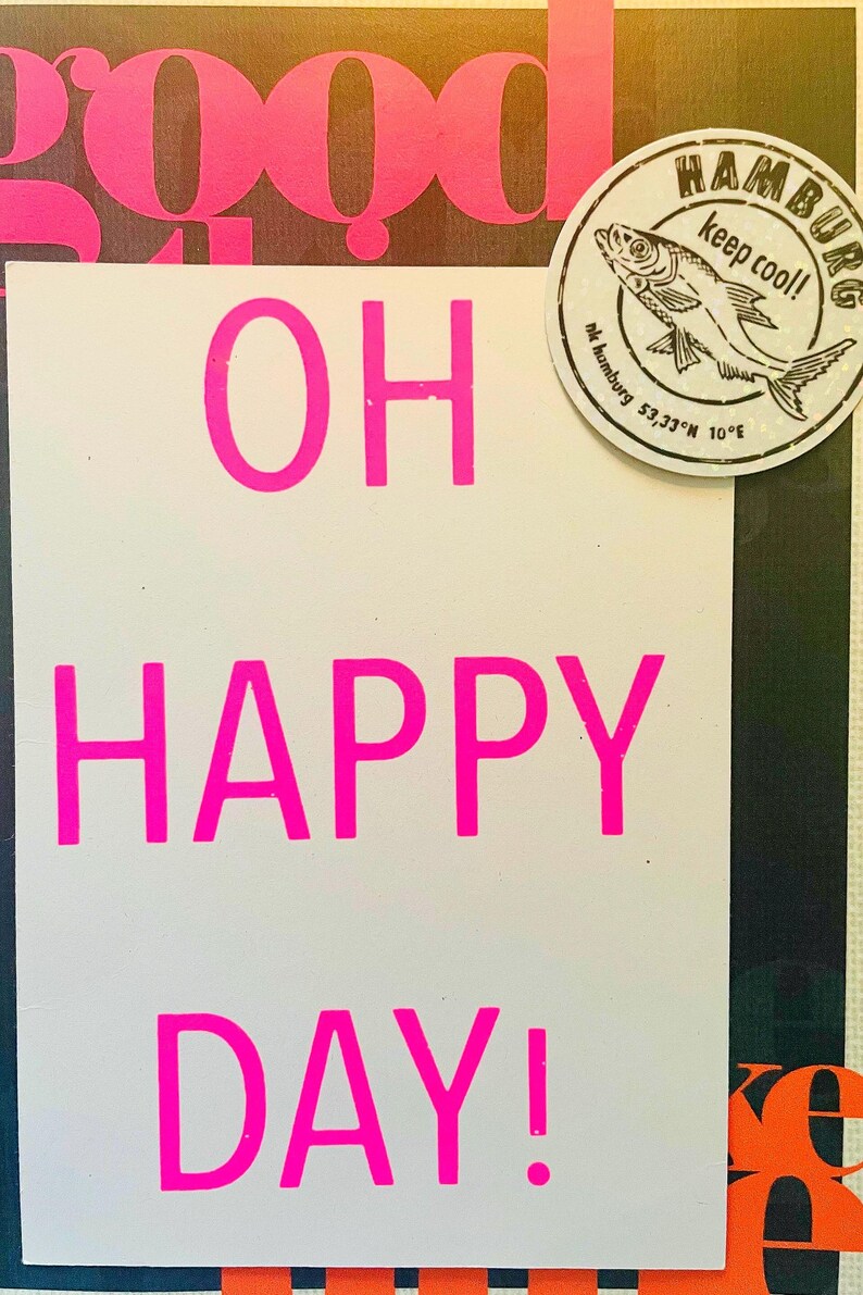 K&ouml;nnte beinhalten: Ein Mixed-Media-Kunstwerk mit den Worten "OH HAPPY DAY!" in leuchtendem Pink, vor einem Hintergrund mit dem Wort "GOOD" in Pink. Ein runder Aufkleber mit einer Fischillustration und dem Text "HAMBURG keep cool!" ist ebenfalls vorhanden.