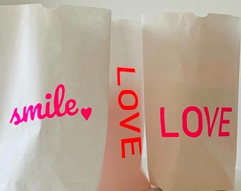 Geschenktüte Blockbodenbeutel Papiertüte Gröẞe M nkhamburg Hamburg Siebdruck Schriftzug Neon LOVE SMILE Maße ca. 25x19x8 cm