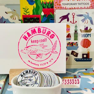 Postkarten Grußkarte Neon Hamburg nkhamburg Keep Cool Print Siebdruck Fischmotiv Moin Kartonpapier Bunt Maritim Heimatliebe Recycling-Papier