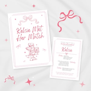 Könnte beinhalten: Rosa-weiße Einladung mit einer rosa Schleife und dem Text "Kelsie Met Her Match". Die Einladung enthält auch eine rosa Illustration einer Gruppe von Cocktails. Die zweite Seite der Einladung enthält einen Zeitplan für ein Junggesellinnen-Wochenende zur Feier von Kelsie.