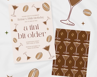 Op de afbeelding: Een beige uitnodigingskaart met bruine illustraties van koffiebonen en martini glazen. De tekst luidt "Please join to celebrate Kelsie's 80th birthday Oct 17, 202X at 7PM a tini bit older 123 Birthday Street New York, NY 12345 RSVP by October 1 to Anna 123.456.7890". Een bruine kaart met een herhalend patroon van koffiebonen en martini glazen.