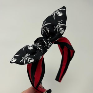 Fascia per capelli con fiocco ispirata ai pirati Yo Ho, fascia per capelli da crociera, fiocco dei Pirati dei Caraibi, accessorio per la notte dei pirati, fiocco di Adventureland, fiocco di Gasparilla