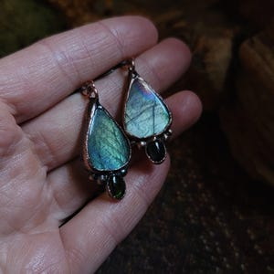 Pendientes de cobre con labradorita y turmalina verde de hadas verdes mágicos, hechos a mano y en roble.