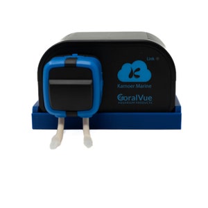 以下が含まれることがあります： 白い雲のロゴと「Kamoer Marine」と「CoralVue Aquarium Products」の文字が書かれた黒と青のウォーターポンプ。ポンプの下から白いチューブが2本出ている