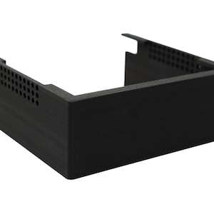 Op de afbeelding: Een zwarte plastic behuizing met een rechthoekige vorm en een rasterpatroon aan één kant.