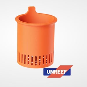 Puede incluir: Contenedor cilíndrico de color naranja brillante con ranuras verticales cerca de la base y una extensión en forma de pico en la parte superior. El contenedor tiene una abertura ancha y una superficie ligeramente texturizada. El logotipo "UNREEF" está en la esquina inferior derecha.