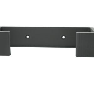Puede incluir: Un soporte de pared gris oscuro con dos agujeros para tornillos de montaje. El soporte tiene dos brazos verticales que son perpendiculares a la pared.