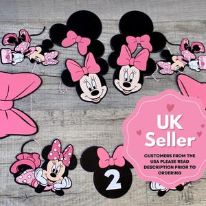 K&ouml;nnte beinhalten: Eine Sammlung von Partydekorationen zum Thema Minnie Maus. Enth&auml;lt schwarze und rosa Ausschnitte von Minnie's Kopf, Schleifen und Charakterillustrationen. Ein Ausschnitt zeigt die Zahl 2. Ein rosa Schild mit der Aufschrift "UK Seller".