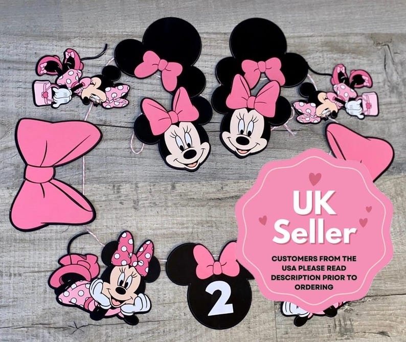 K&ouml;nnte beinhalten: Eine Sammlung von Partydekorationen zum Thema Minnie Maus. Enth&auml;lt schwarze und rosa Ausschnitte von Minnie's Kopf, Schleifen und Charakterillustrationen. Ein Ausschnitt zeigt die Zahl 2. Ein rosa Schild mit der Aufschrift "UK Seller".