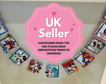 Op de afbeelding: Een slinger van decoratieve reispostzegels met Mickey Mouse op verschillende locaties zoals Noorwegen, Italië en Frankrijk. De postzegels zijn aan een touwtje geregen. De afbeelding bevat ook een roze bord met de tekst "UK Seller".