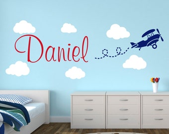 Gepersonaliseerde muursticker vliegtuignaam voor kinderen kinderkamer muurstickers vliegtuigen en wolken muur decor baby jongens muurkunst muurschildering vinyl sticker