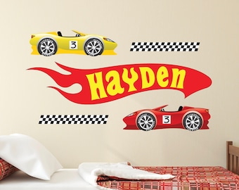Calcomanía de pared con nombre de coche de carreras personalizado, decoración de pared de carreras, calcomanías de pared para guardería, mural artístico de pista y banderas de superdeportivos, pegatina de vinilo extraíble