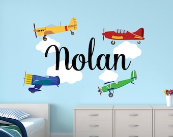 Aangepaste naam vliegtuigen muur sticker voor jongens baby vliegtuig & wolken muur decor kinderkamer muur stickers kinderen verwijderbare muur poster kunst vinyl sticker