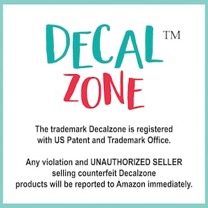 Puede incluir: Un gr&aacute;fico de color verde azulado y rojo con el texto "DECAL&trade; ZONE" y un mensaje que indica que la marca est&aacute; registrada en la Oficina de Patentes y Marcas de los Estados Unidos. El mensaje tambi&eacute;n indica que cualquier violaci&oacute;n y vendedor no autorizado que venda productos Decalzone falsificados se reportar&aacute; a Amazon inmediatamente.