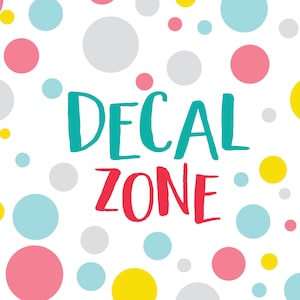 Puede incluir: Un fondo blanco con lunares de colores y el texto "DECAL ZONE" en turquesa y rojo.