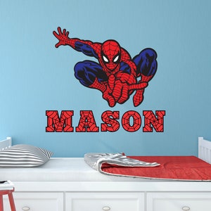 Puede incluir: Una calcoman&iacute;a de pared de Spiderman roja y azul con el nombre "MASON" en letras rojas con un patr&oacute;n de telara&ntilde;a.