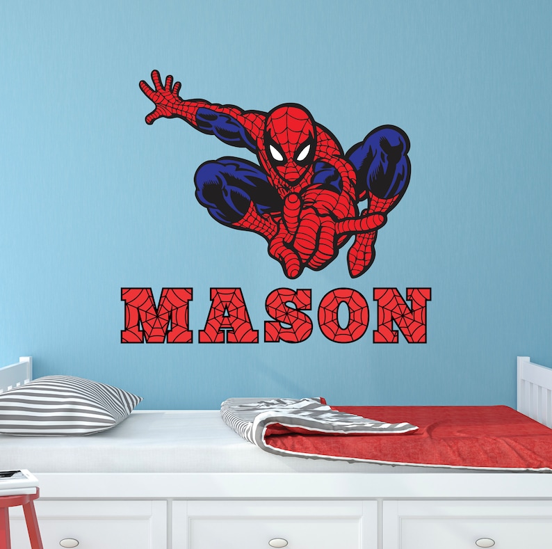 Puede incluir: Una calcoman&iacute;a de pared de Spiderman roja y azul con el nombre "MASON" en letras rojas con un patr&oacute;n de telara&ntilde;a.