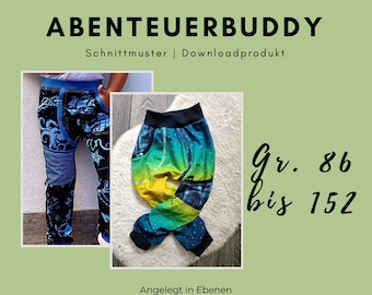 Puede incluir: Un patrón de costura para pantalones "Adventure Buddy", un patrón PDF descargable para las tallas 86 a 152 cm. La imagen muestra dos pares de pantalones, uno en azul y blanco con un tema náutico y el otro en verde, amarillo y azul con un patrón geométrico.