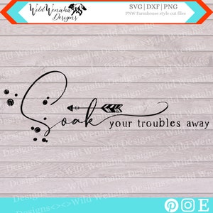 Puede incluir: Diseño gráfico en blanco y negro con una flecha estilizada y el texto "Soak your troubles away". El diseño está sobre un fondo de madera.