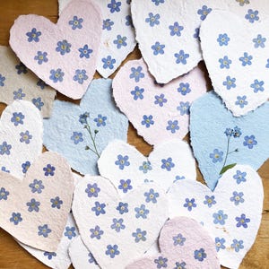 Lot de 5 coeurs en papier faits main avec de vrais myosotis