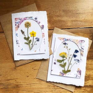 Belle carte de fleurs pressées