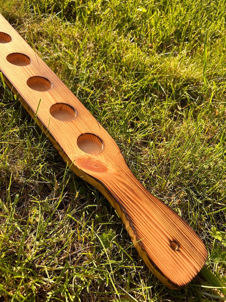 Pu&ograve; includere: Un porta bicchieri da shot in legno con sei incavi rotondi per contenere i bicchieri da shot. Il porta bicchieri &egrave; in legno naturale con una finitura rustica e un manico.