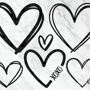 Puede incluir: Cinco corazones negros dibujados a mano sobre un fondo de m&aacute;rmol blanco. Un coraz&oacute;n tiene el texto "XOXO" en su interior. Otro coraz&oacute;n tiene el texto "_your text_" en su interior.