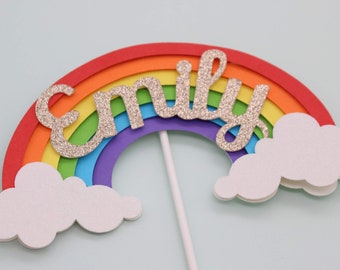 Adorno para tarta de arcoíris pequeño personalizado, nombre personalizado, cumpleaños, primer cumpleaños