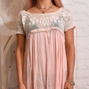Robe chemise de nuit rose layette brodée antique