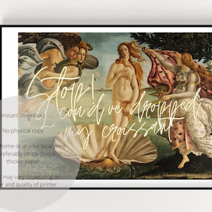 Puede incluir: Una impresión de arte digital que parodia la famosa pintura renacentista "El nacimiento de Venus" de Sandro Botticelli. La imagen representa a una mujer de pie sobre una concha con un texto superpuesto que dice "¡Alto! Pude haber dejado caer mi croissant."