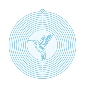 Pode incluir: Um móbile de metal azul com um design de beija-flor. O móbile é feito de múltiplos círculos concêntricos.
