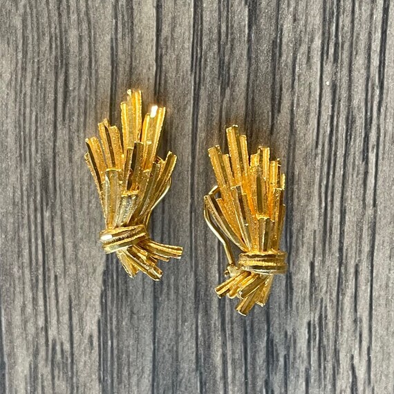 Vintage BSk Gold Tone Clip On Earrings - image 5