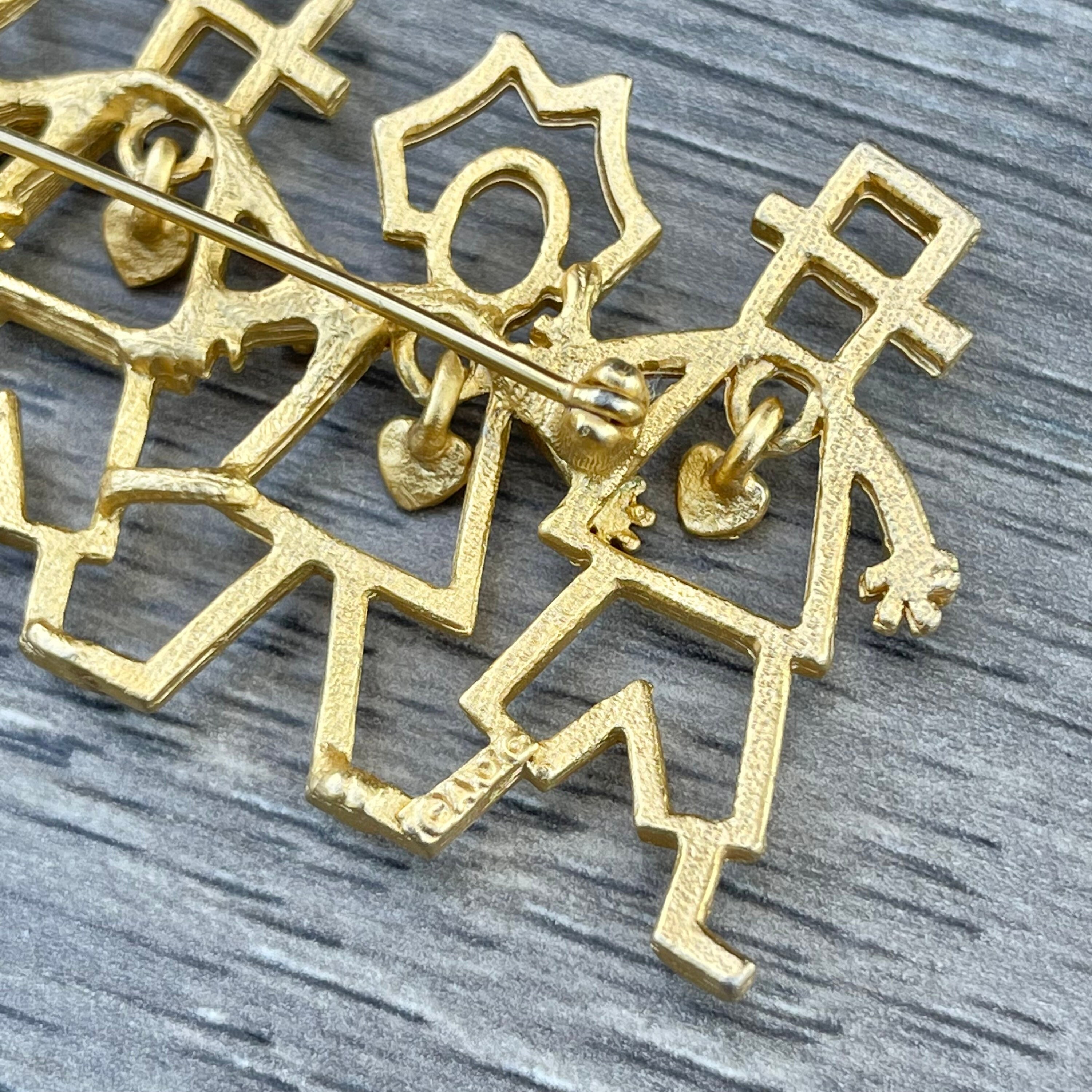 Broche Décorative AJC Dorée - 5 Personnages Figuratifs Avec Cœurs Pendants - 3.25 Pouces - Occasion