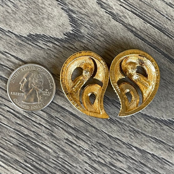 Vintage Paisley Gold Tone Enamel Pierced Ear Stat… - image 5
