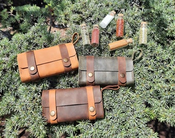 Kit de especias Bushcraft de 6 botellas, juego de especias para acampar, estante de especias de cuero de primera calidad, bolsa de cuero hecha a mano, kit de especias de viaje, kit de especias al aire libre Forager