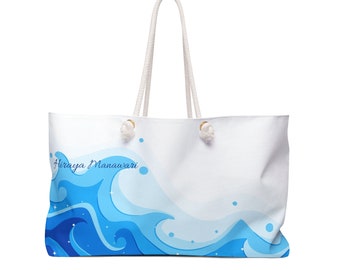 Könnte beinhalten: Weiße Canvas-Tragetasche mit blau-weißem Wellendesign und dem aufgedruckten Text "Hiraya Manawari" auf der Vorderseite.