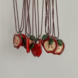 Collana con bottone a forma di mela fatto a mano, ciondolo a forma di frutto rosso