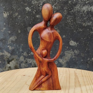 Hand geschnitzte Suar Holz Familien Skulptur: Abstrakte Mutter Vater Statue