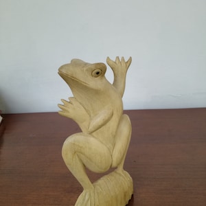 Wooden Frog, Funny frog sculpture