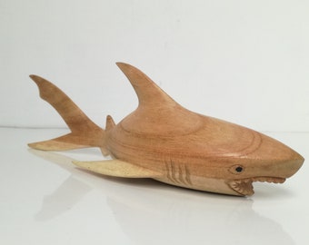 Wunderschöne handgeschnitzte Hai Holzskulptur, ein Geschenk für Meerestier Liebhaber. Wohn- und Bürodekoration