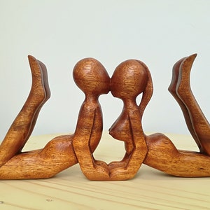 Wood carvings Abstract Style Two lovers Kissing loving couple statue