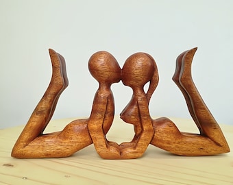 Wood carvings Abstract Style Two lovers Kissing loving couple statue