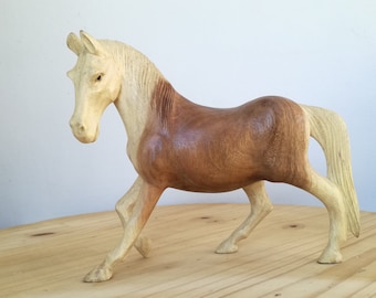 Escultura de caballo de madera de suar tallada a mano: acabado en cera natural, 25 cm