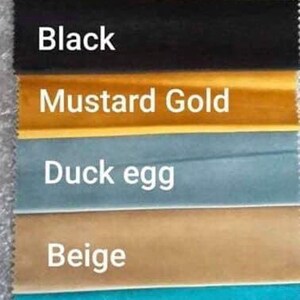 K&ouml;nnte beinhalten: Eine Farbmusterkarte mit 10 verschiedenen Farben von Pl&uuml;sch-Samtstoff. Die Farben sind: Stahl, Silber, Grau, Schwarz, Senfgelb, Enteneier, Beige, T&uuml;rkis, Saphir und Weinrot.
