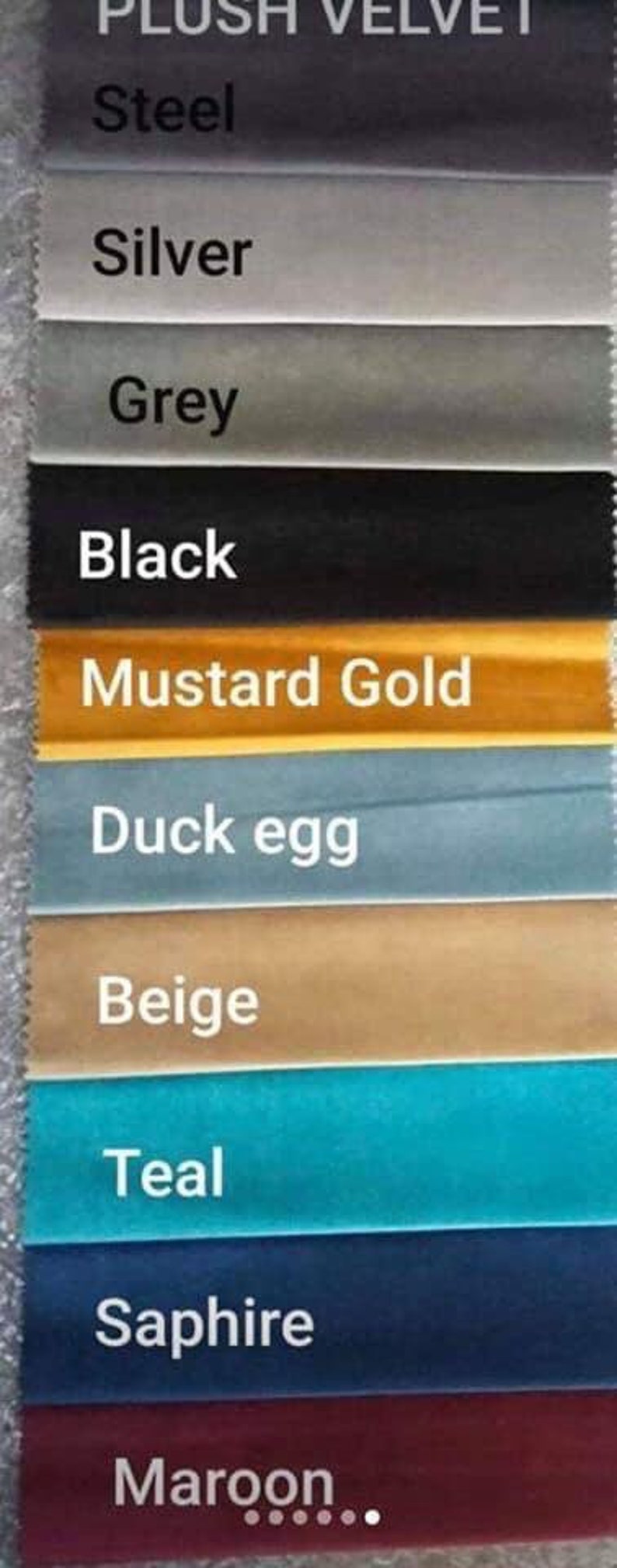 K&ouml;nnte beinhalten: Eine Farbmusterkarte mit 10 verschiedenen Farben von Pl&uuml;sch-Samtstoff. Die Farben sind: Stahl, Silber, Grau, Schwarz, Senfgelb, Enteneier, Beige, T&uuml;rkis, Saphir und Weinrot.