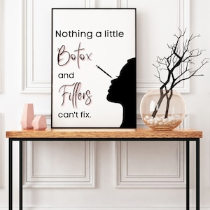 Puede incluir: Un diseño de arte de pared imprimible en blanco y negro con una silueta de rostro de mujer y el texto "Nada que un poco de Botox y rellenos no puedan arreglar."