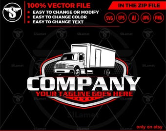 Puede incluir: Un logotipo de camión de reparto blanco con un escudo rojo y plateado a su alrededor. El texto "COMPANY" está en letras plateadas grandes con el texto "YOUR TAGLINE GOES HERE" en letras plateadas más pequeñas debajo. El logotipo está sobre un fondo negro.