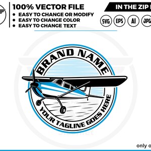 Puede incluir: Un logotipo de avión azul y blanco con contorno negro. El avión vuela sobre un fondo rayado azul y blanco. El logotipo está rodeado por un círculo negro con el texto "BRAND NAME" y "YOUR TAGLINE GOES HERE" en blanco.
