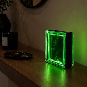Luminária minimalista em bloco de vidro verde esmeralda.